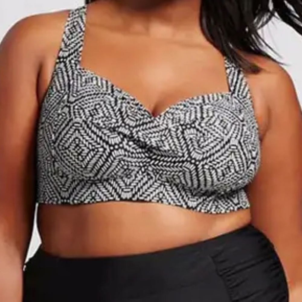 NWT Ava & Vic Plus Size 26W Black & White Geo Pattern Bathing Suit Top